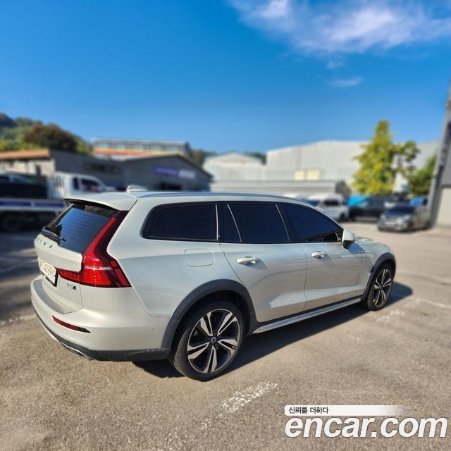 Volvo V60 2020 — photo 2