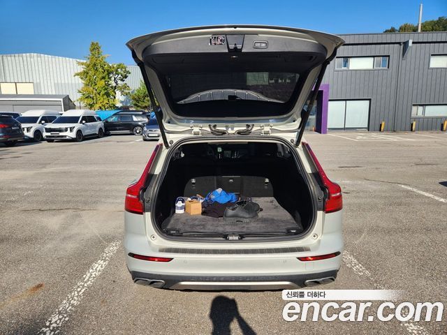 Volvo V60 2020 — photo 18