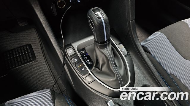 Hyundai Veloster 2018 — photo 12