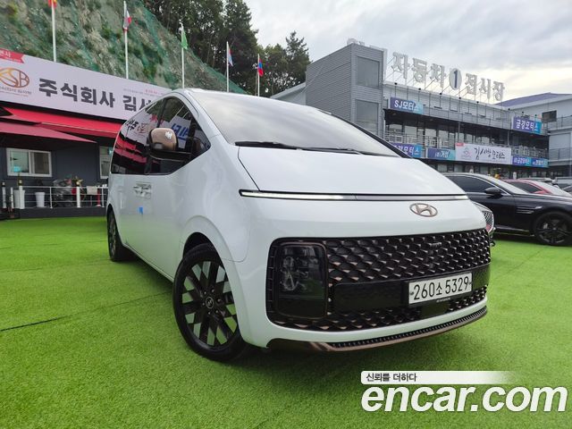Hyundai Staria 2023 — photo 1