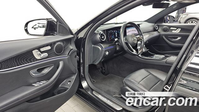 Mercedes-Benz E-Class 2022 — photo 10