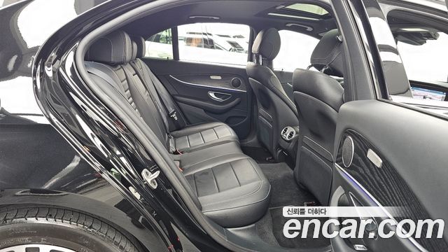 Mercedes-Benz E-Class 2022 — photo 12
