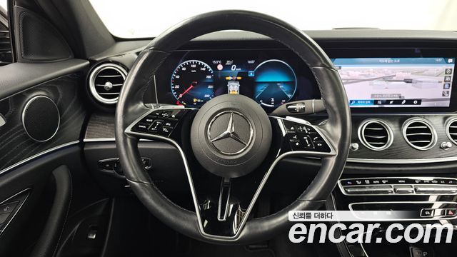Mercedes-Benz E-Class 2022 — photo 13