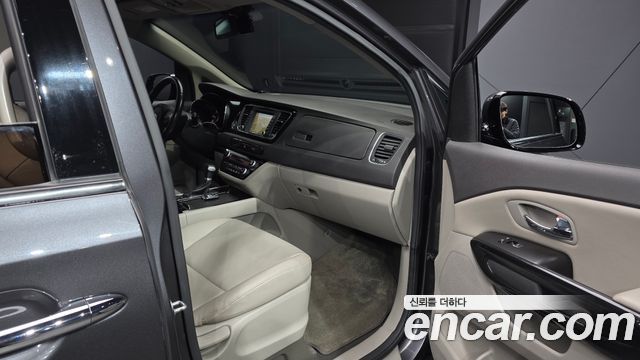 Kia Canival 2018 — photo 17