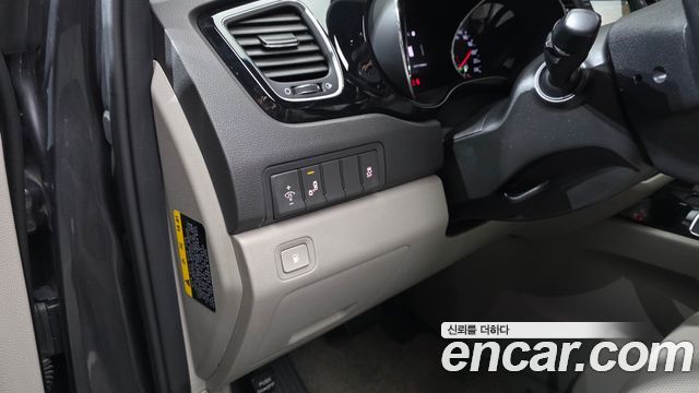 Kia Canival 2018 — photo 28