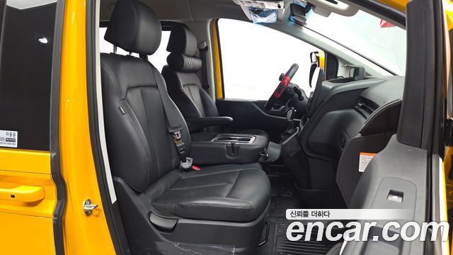 Hyundai Staria 2025 — photo 16