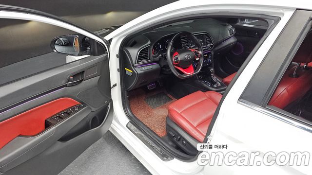 Hyundai AVANTE 2017 — photo 11