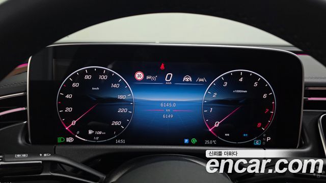 Mercedes-Benz E-Class 2025 — photo 11