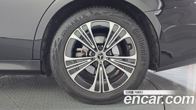 Mercedes-Benz E-Class 2025 — photo 7