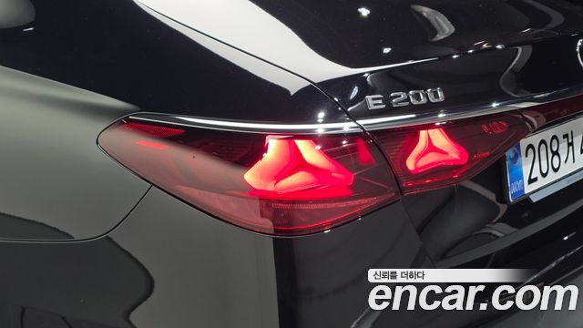 Mercedes-Benz E-Class 2025 — photo 9