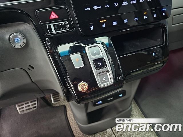 Hyundai Staria 2025 — photo 8