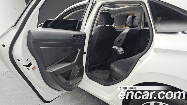 Volkswagen Jetta 2021 — photo 18