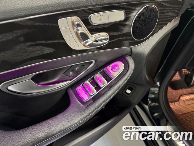 Mercedes-Benz C-Class 2019 — photo 16