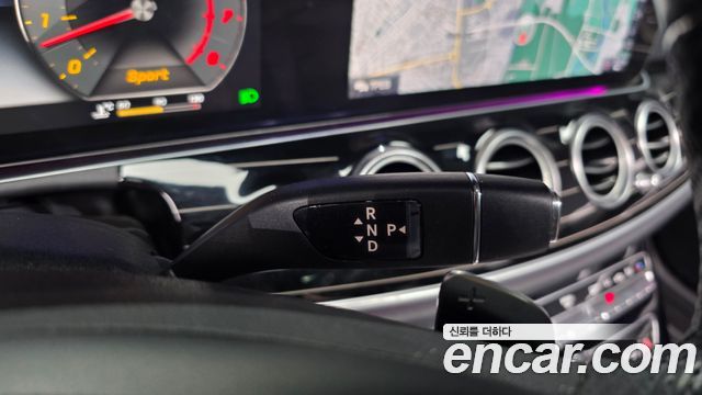 Mercedes-Benz E-Class 2017 — photo 12