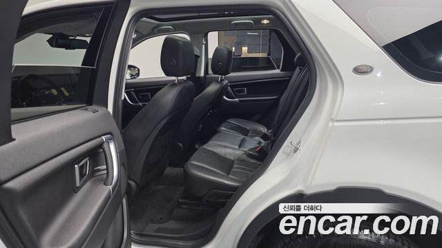 Land Rover Discovery Sport 2017 — photo 17