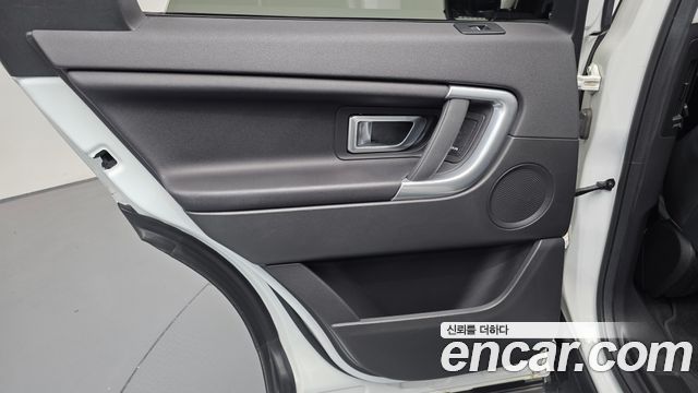 Land Rover Discovery Sport 2017 — photo 15