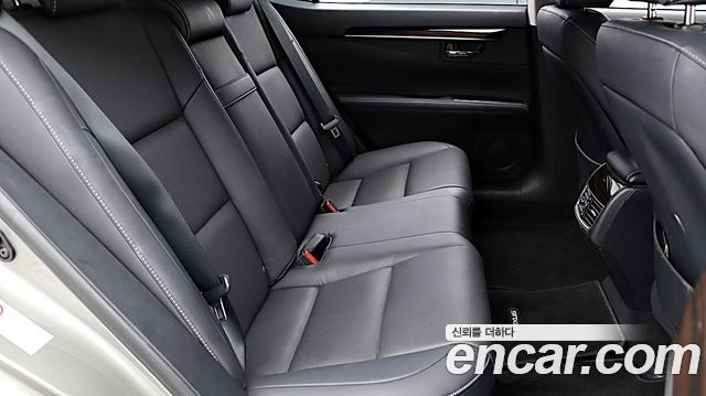 Lexus ES 2016 — photo 12