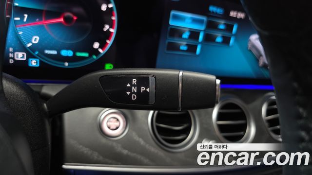 Mercedes-Benz E-Class 2022 — photo 12