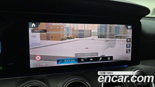 Mercedes-Benz E-Class 2022 — photo 24
