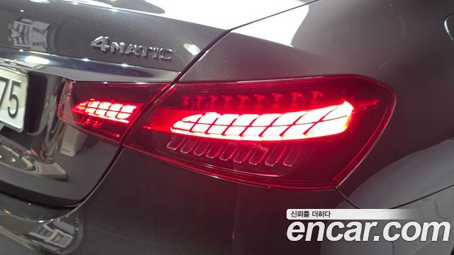 Mercedes-Benz E-Class 2022 — photo 9