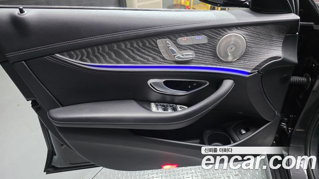 Mercedes-Benz E-Class 2022 — photo 14