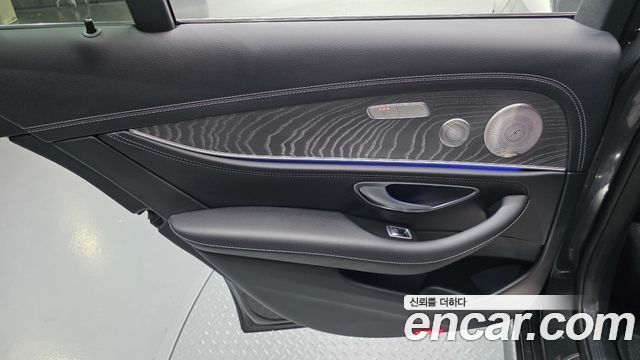 Mercedes-Benz E-Class 2022 — photo 15