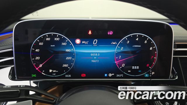 Mercedes-Benz E-Class 2024 — photo 11