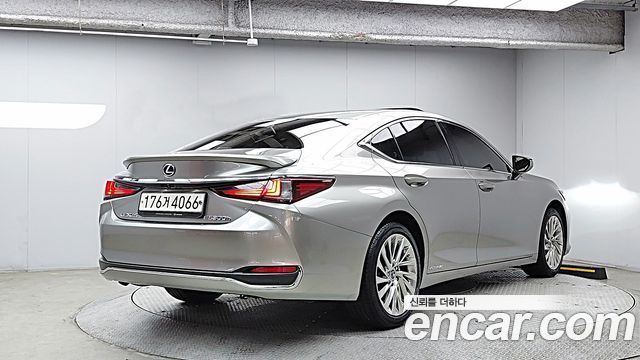 Lexus ES 2021 — photo 2