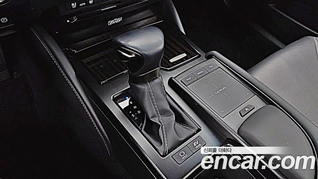 Lexus ES 2021 — photo 9