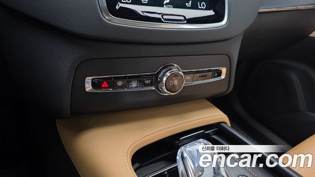 Volvo XC90 2021 — photo 30