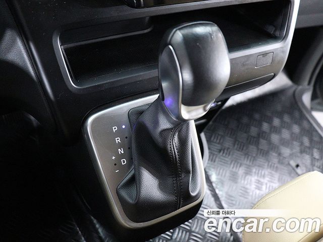 Hyundai Staria 2022 — photo 11