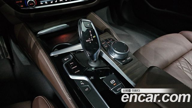 BMW 5-Series 2018 — photo 9