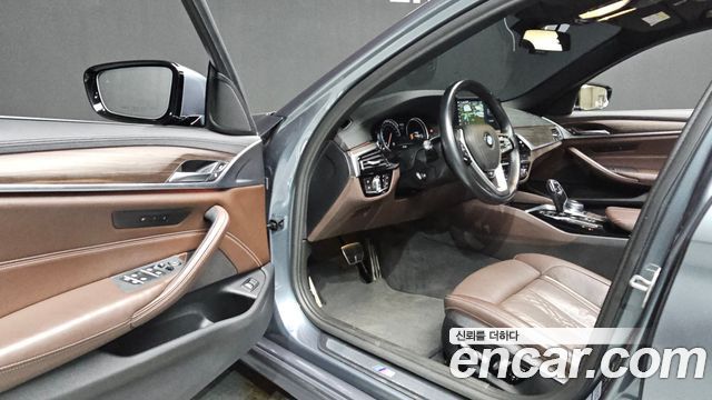 BMW 5-Series 2018 — photo 10