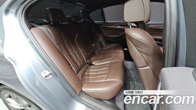 BMW 5-Series 2018 — photo 11