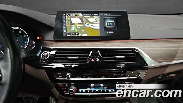 BMW 5-Series 2018 — photo 13