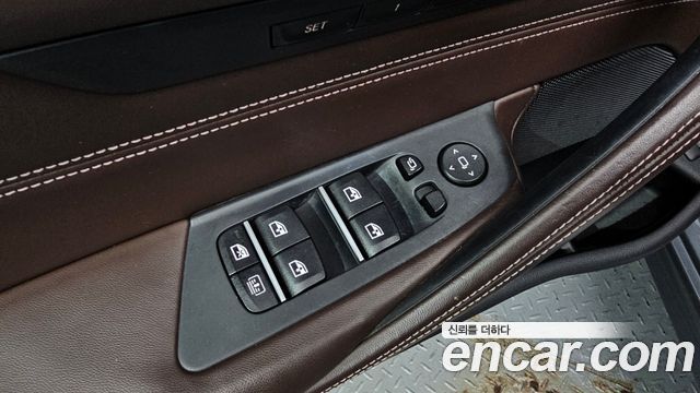 BMW 5-Series 2018 — photo 17