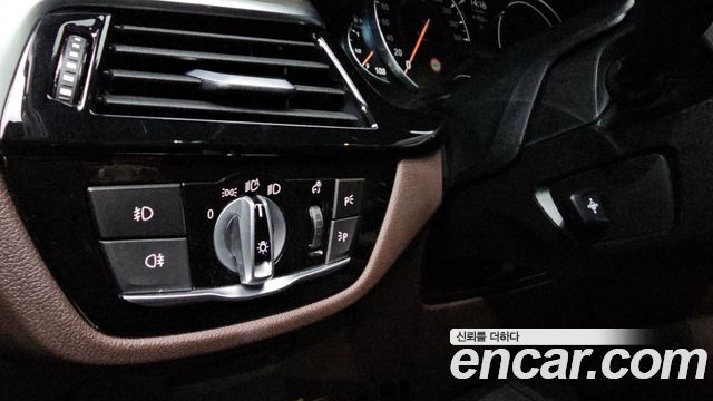 BMW 5-Series 2018 — photo 18