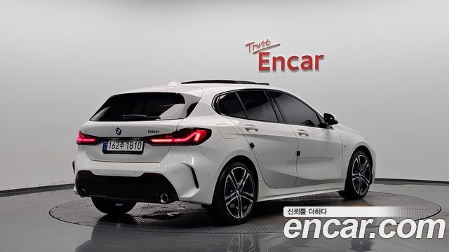 BMW 1-Series 2023 — photo 2