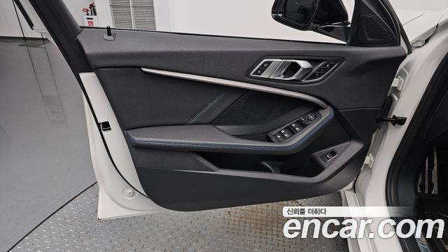 BMW 1-Series 2023 — photo 14