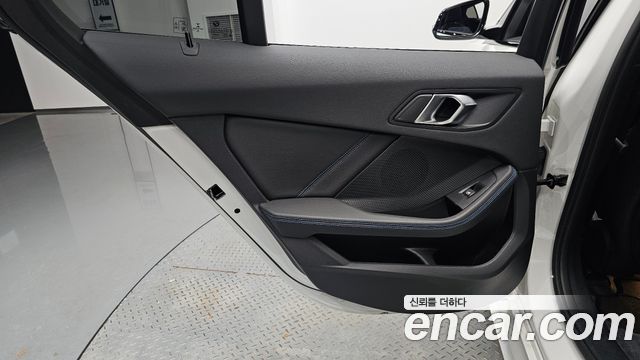 BMW 1-Series 2023 — photo 15