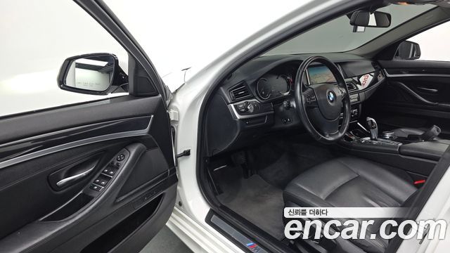 BMW 5-Series 2016 — photo 10