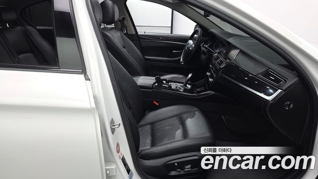 BMW 5-Series 2016 — photo 11