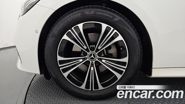 Mercedes-Benz E-Class 2025 — photo 5