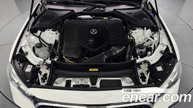Mercedes-Benz E-Class 2025 — photo 6