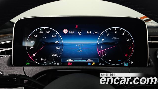 Mercedes-Benz E-Class 2025 — photo 11