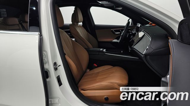Mercedes-Benz E-Class 2025 — photo 17