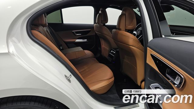 Mercedes-Benz E-Class 2025 — photo 18