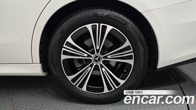 Mercedes-Benz E-Class 2025 — photo 7