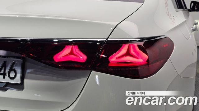 Mercedes-Benz E-Class 2025 — photo 9