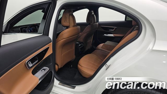 Mercedes-Benz E-Class 2025 — photo 16